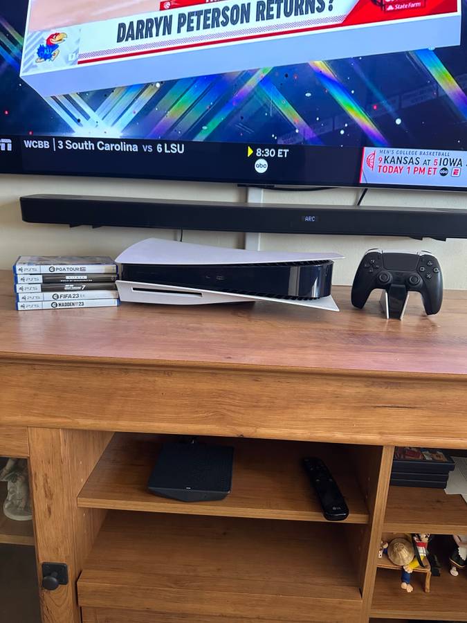 PS5 con 6 juegos, 2 controles y una estación de carga - $600