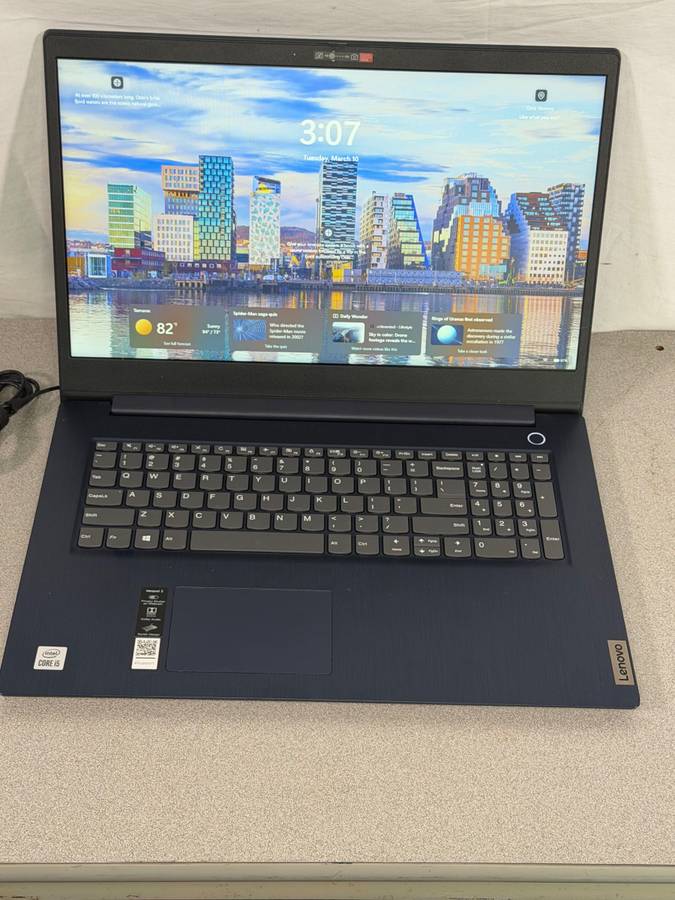 Lenovo IdeaPad 3 grande de 17.3 pulgadas - Intel i5, 8 GB de RAM, 512 GB de SSD, Win 11 - $275