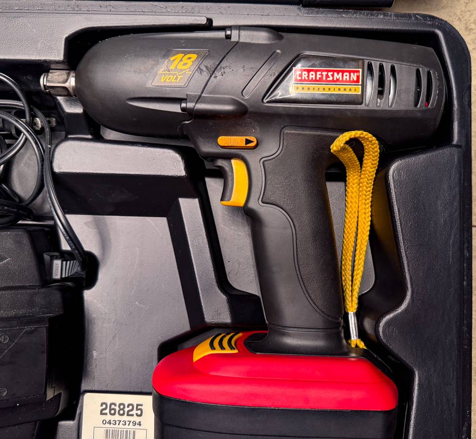 Llave de impacto Craftsman en estuche, condición como nueva