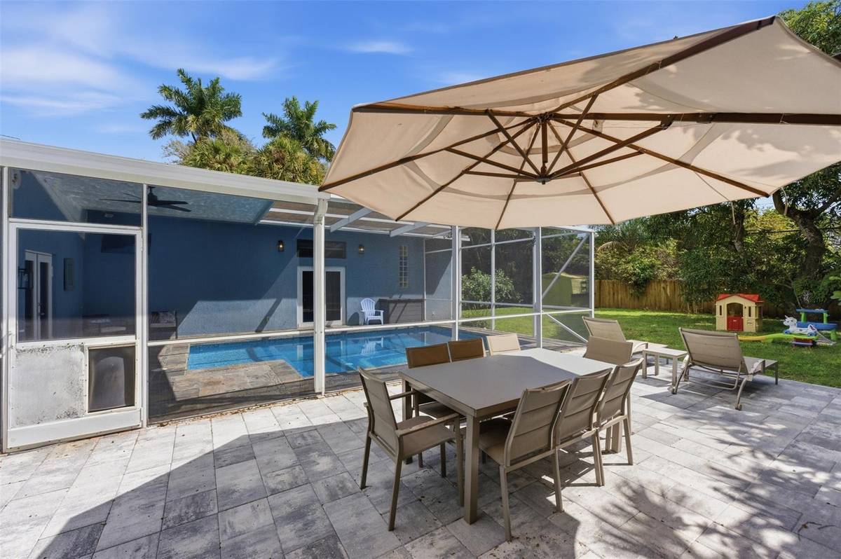 3 recámaras - 1859 pies cuadrados - Casa con piscina de 3 habitaciones y 3 baños en Croissant Park