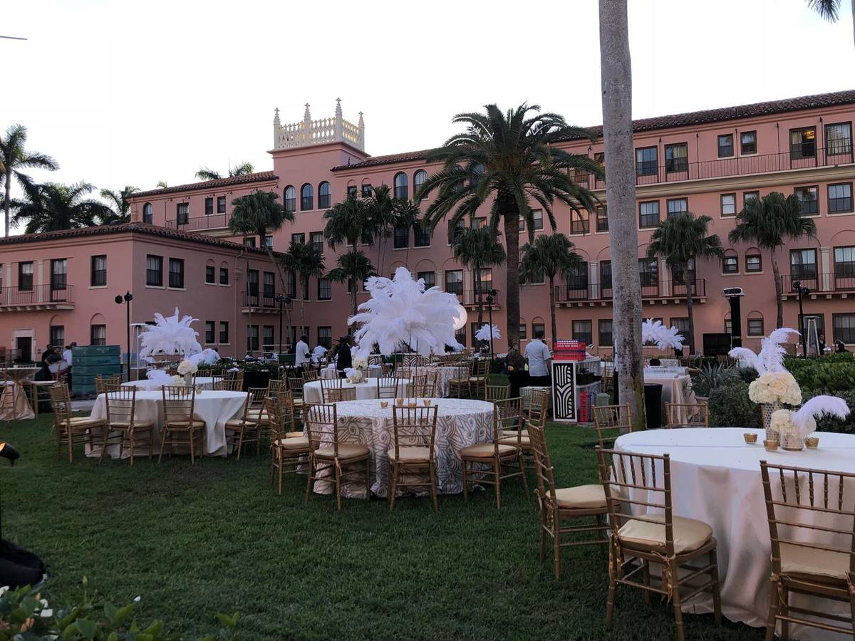 CARPA 20X20+50 SILLAS+5 MESAS $300