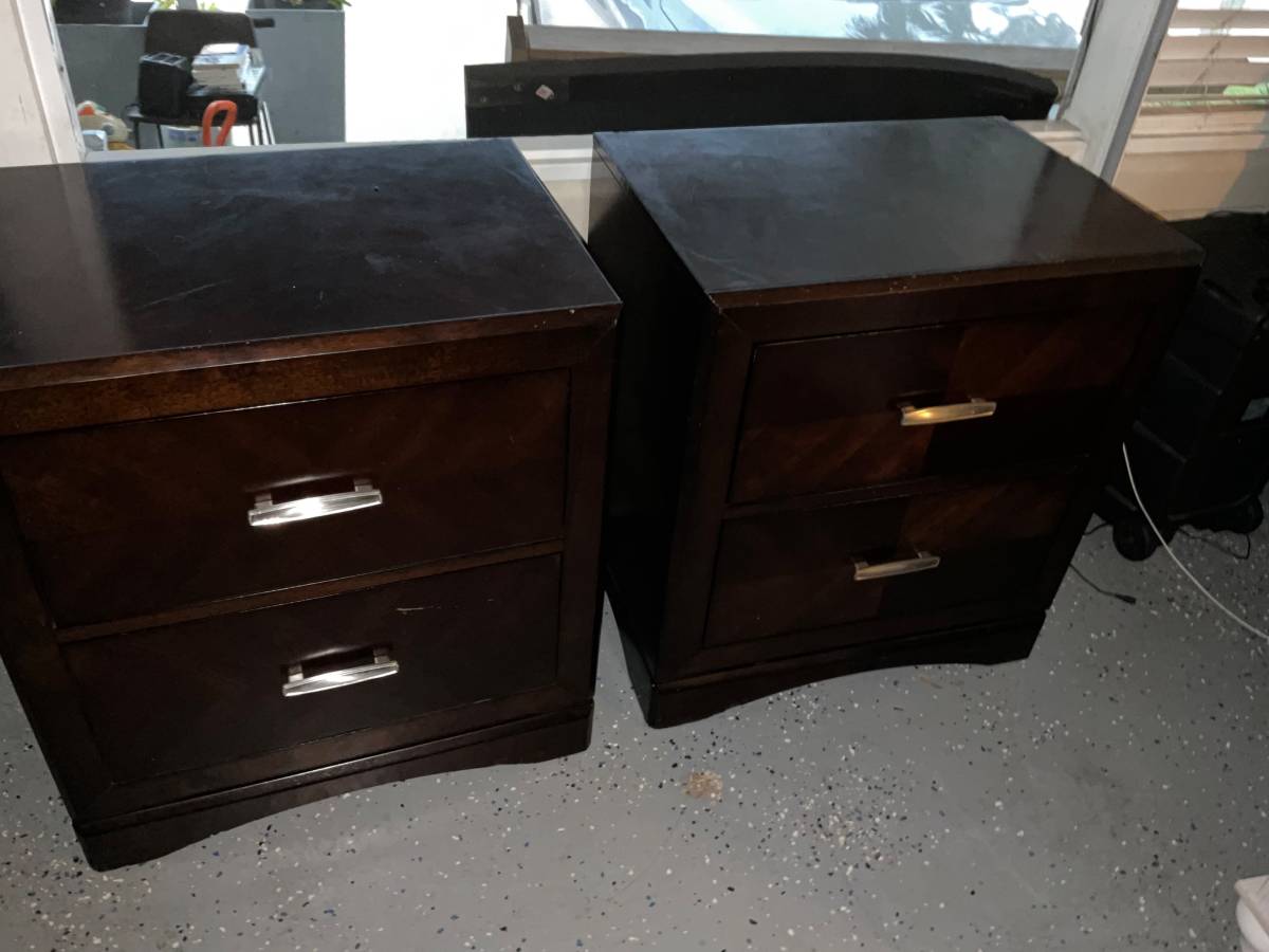 Cama queen con dos mesas de noche