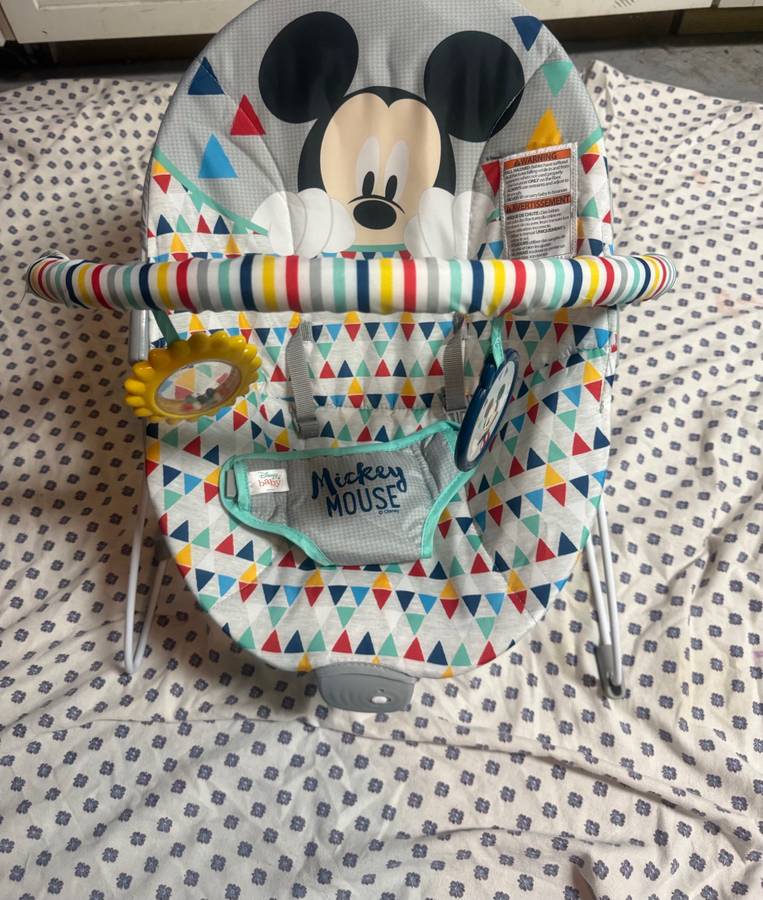 SILLA VIBRADORA PARA BEBÉ DE MICKEY MOUSE COMO NUEVA $22 - $22 (Pompano Beach)
