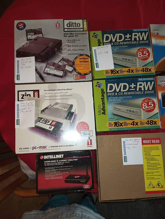 Posea una parte de la historia de la computación. Unidades Zip nuevas, sin usar, aún en su caja