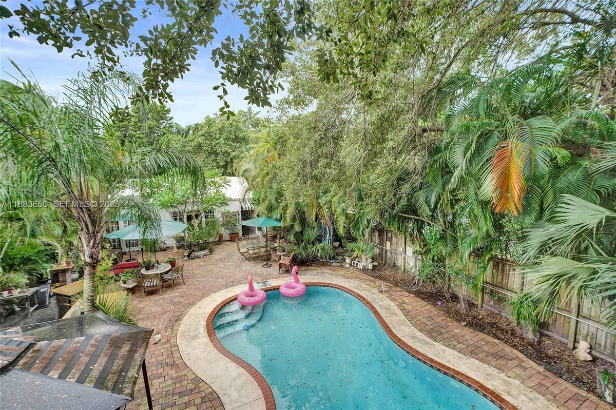 Atractiva casa de 4 habitaciones y 5 baños con piscina