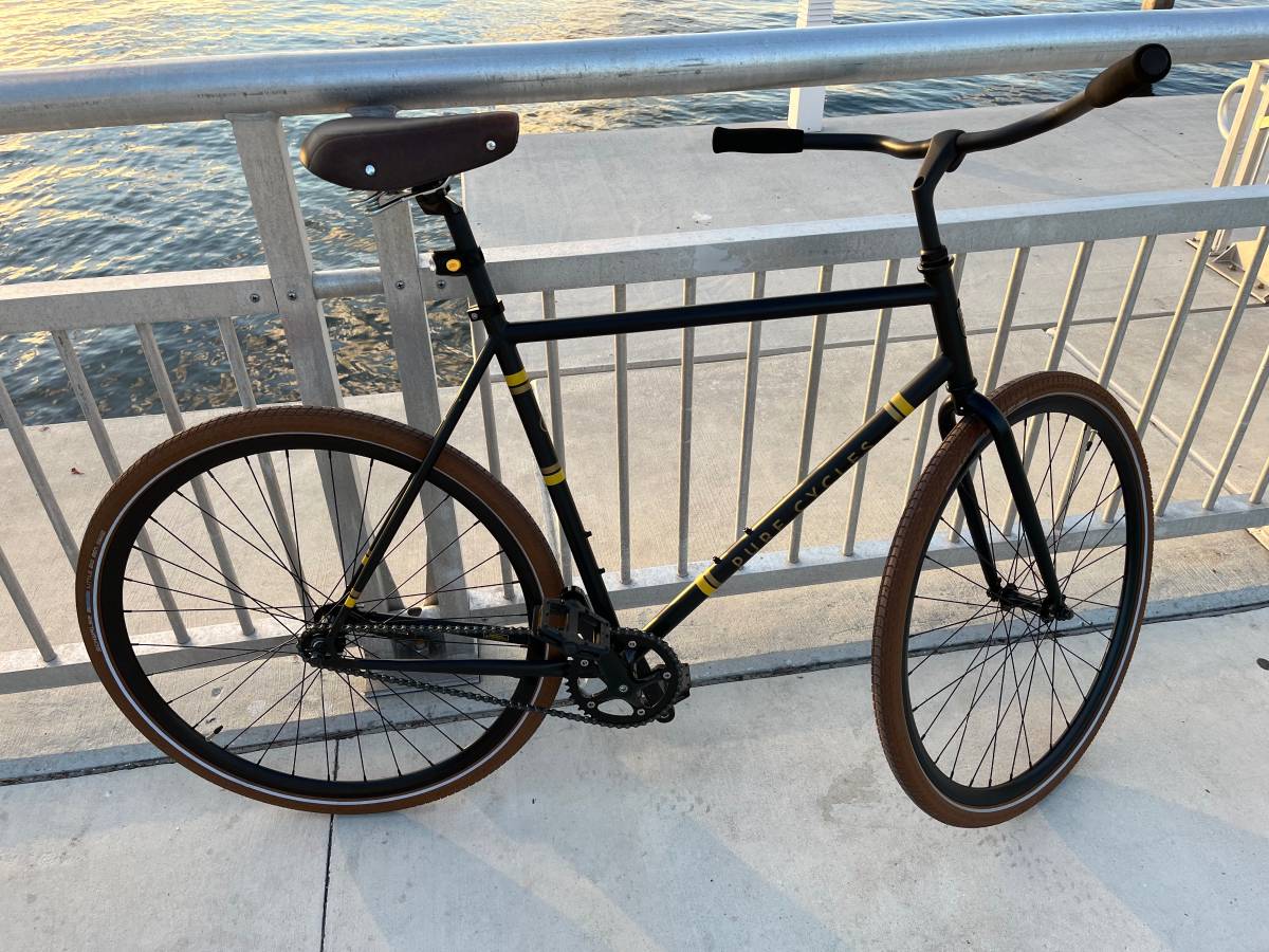 Bicicleta playera de piñón fijo (fixed gear)