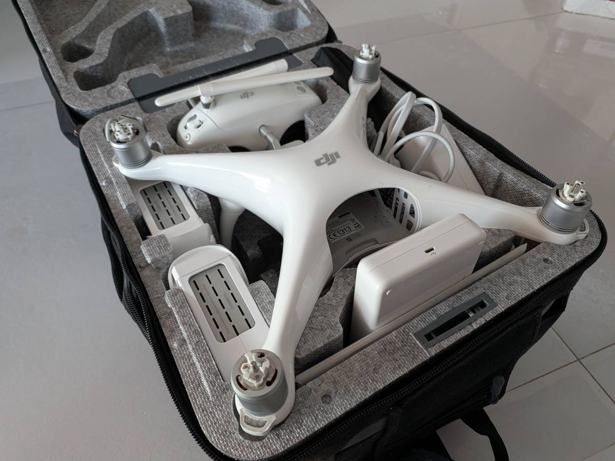 Dron DJI Phantom 4 + batería extra + accesorios + rotores nuevos + estuche