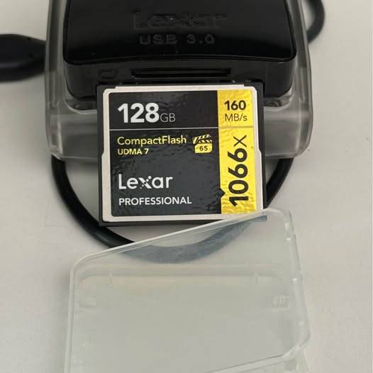 Tarjeta de memoria Lexar CompactFlash de 128gb, la más rápida, y lector. Fotografía