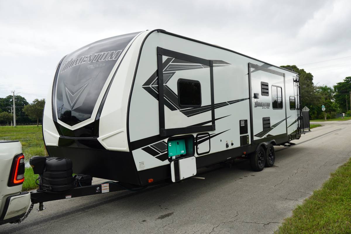 Grand Design Momentum Toy Hauler / Generador / 2 Extensiones