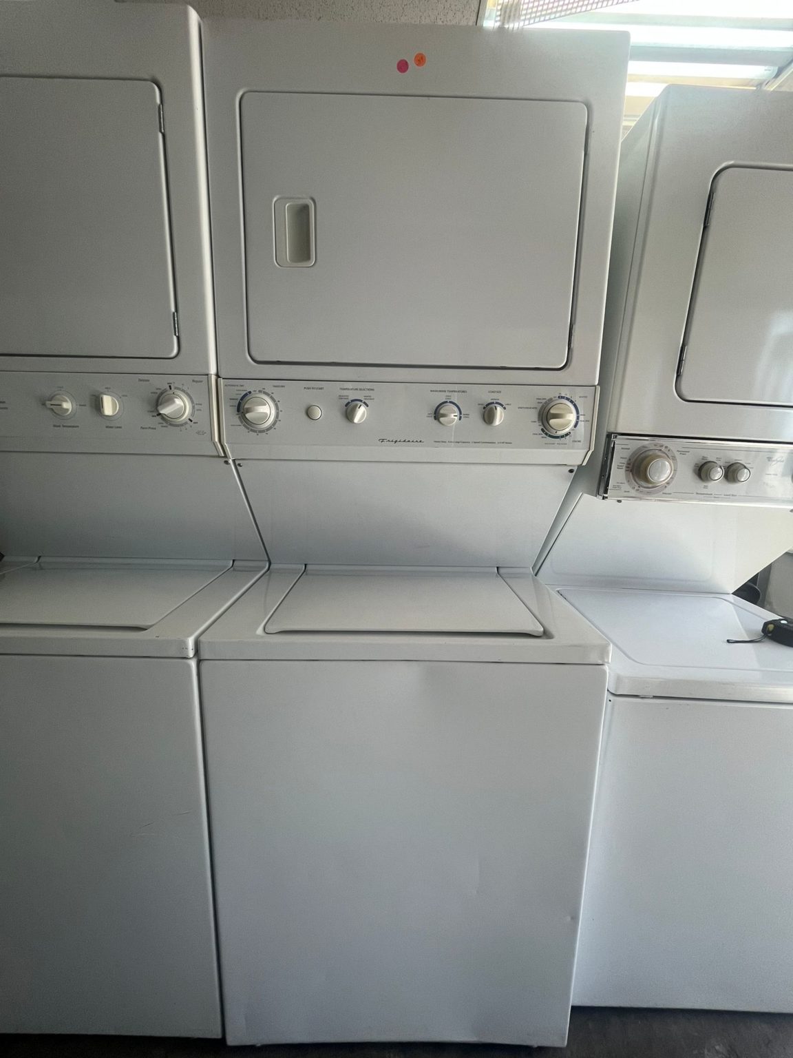 LAVADORA Y SECADORA FRIGIDAIRE DE 27 PULGADAS