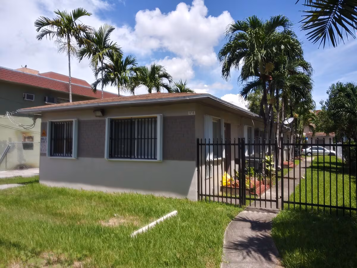 Se alquila. Amplio apartamento de 1 dormitorio y 1 baño en Little Havana