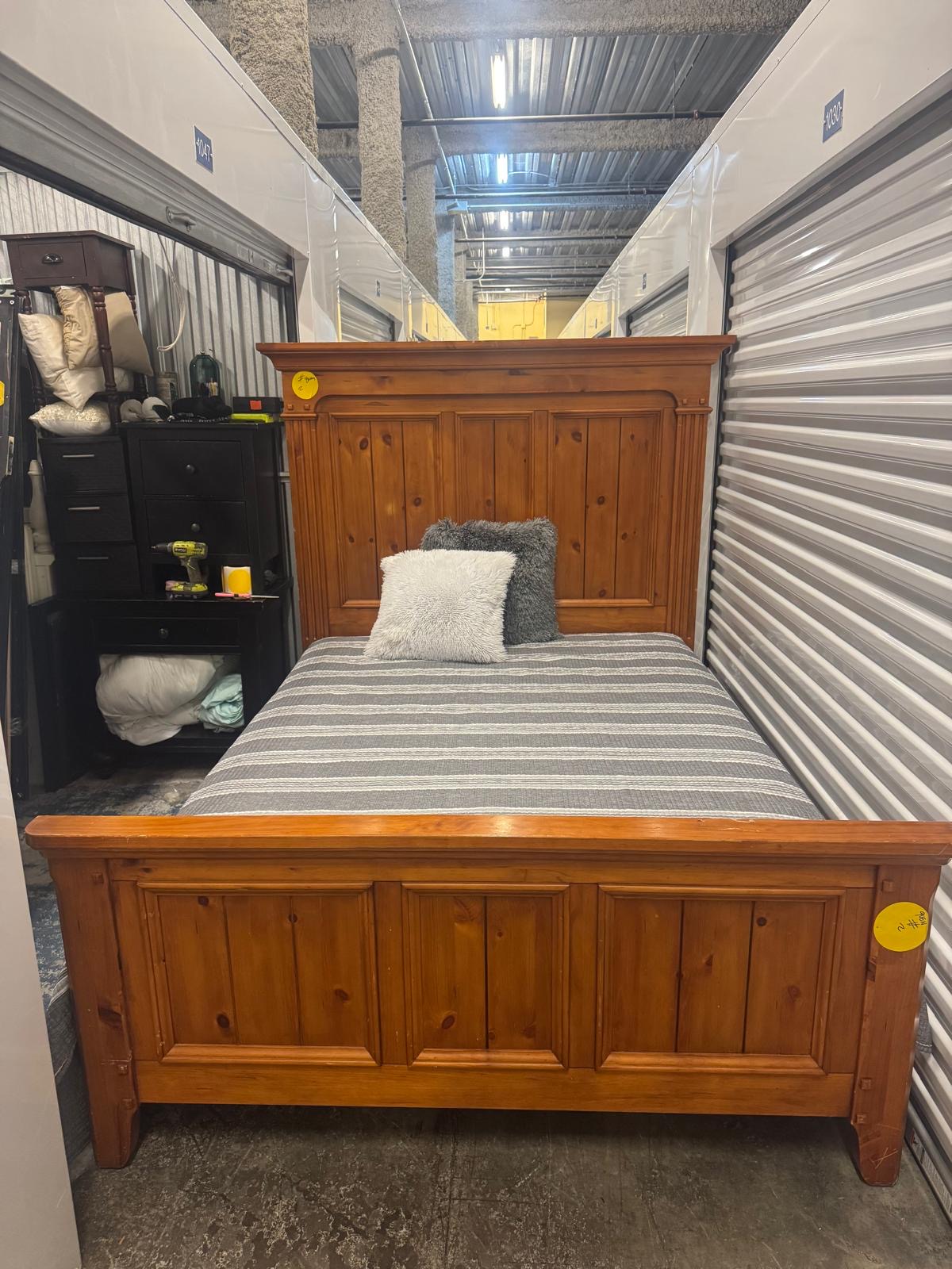 Cama queen con su colchón incluido. Hacemos delivery