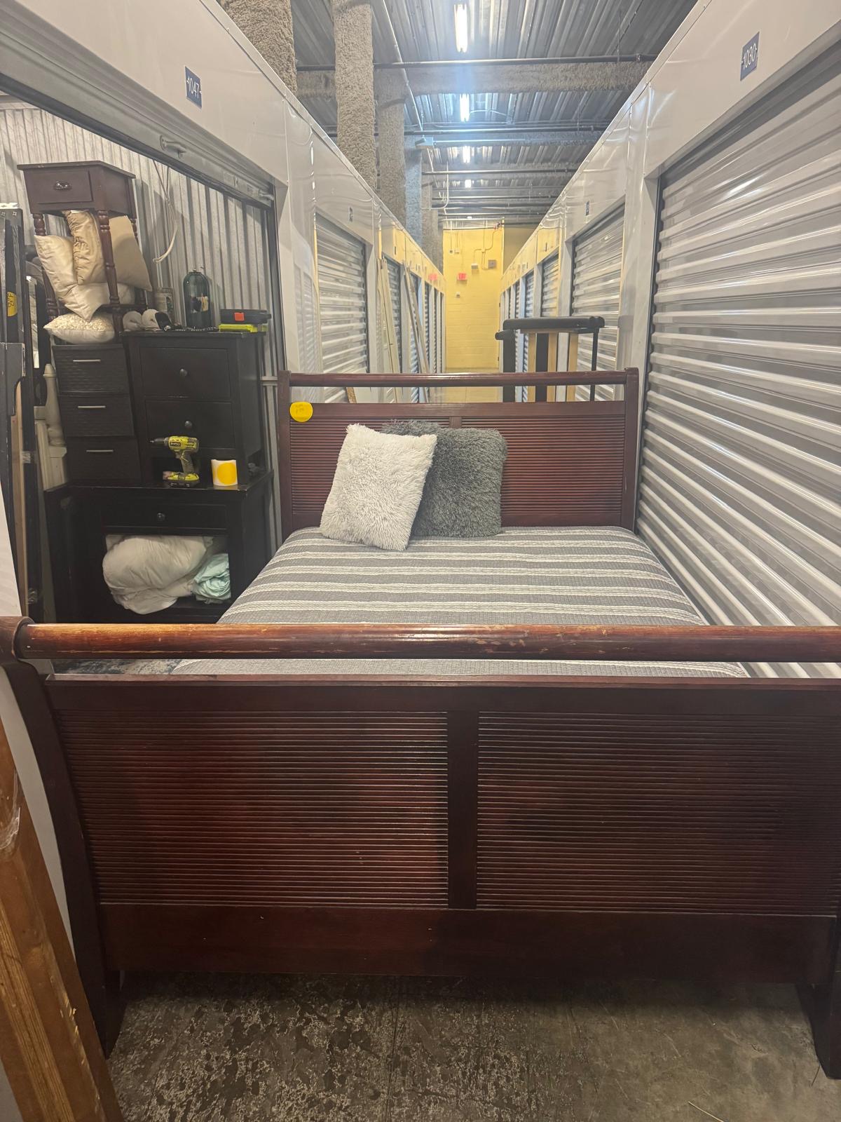 Cama queen con su colchón incluido. Hacemos delivery