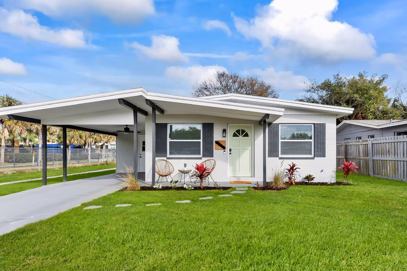 Casa de 3 dormitorios y 2 baños bellamente renovada