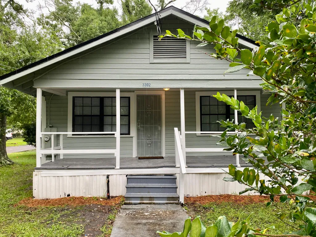 Se alquila una vivienda en esquina de 2 dormitorios y 1 bañ