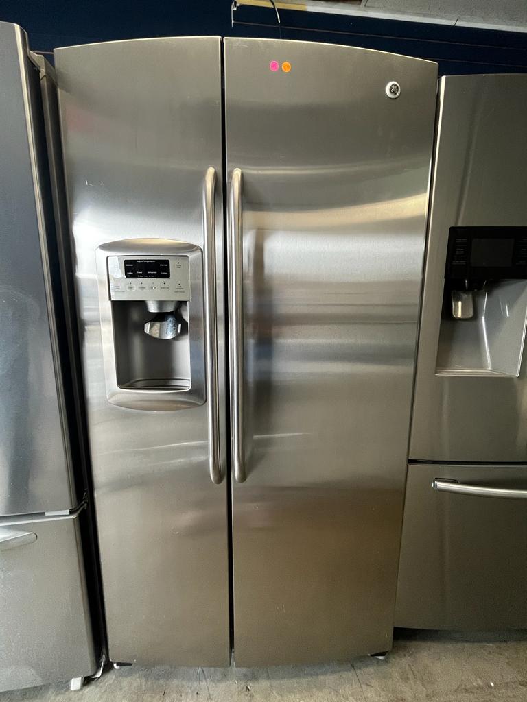 REFRIGERADOR DE DOS PUERTAS DE GE