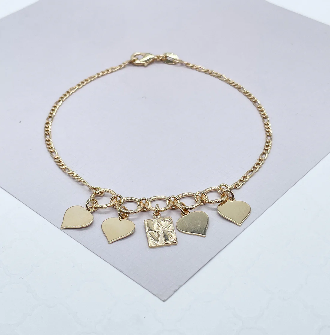 Tobillera Figaro rellena de oro de 18k con dijes de corazón liso y dijes de amor