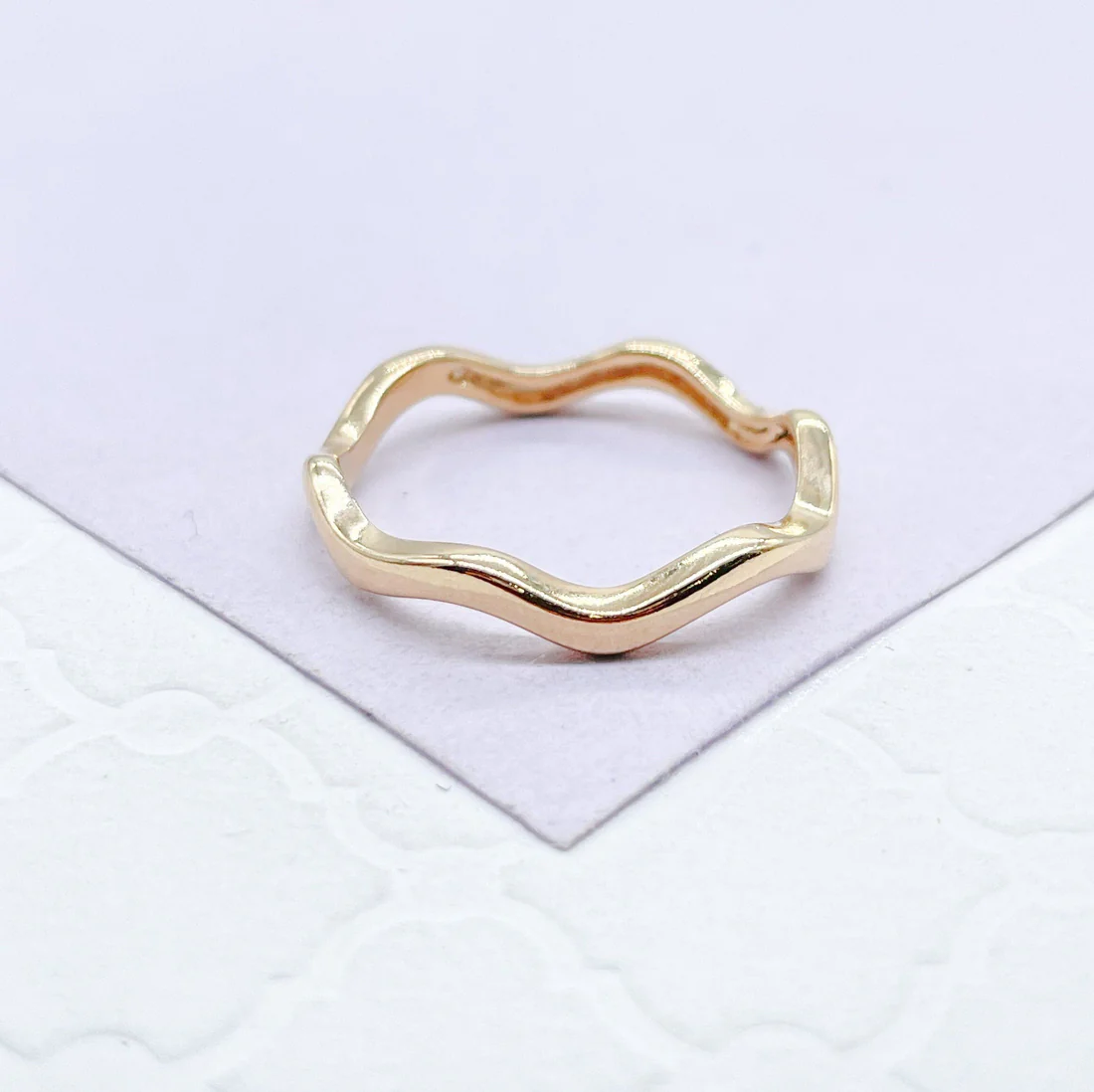Anillo ondulado liso relleno de oro de 18 quilates