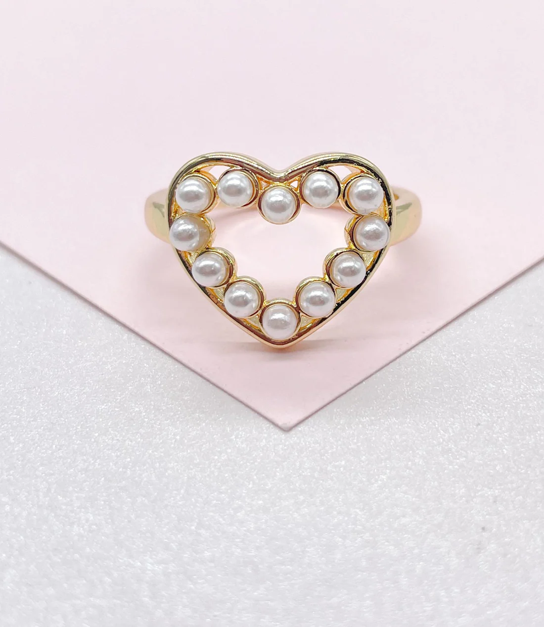 Anillo con contorno de corazón de perlas relleno de oro ajustable de 18 quilates