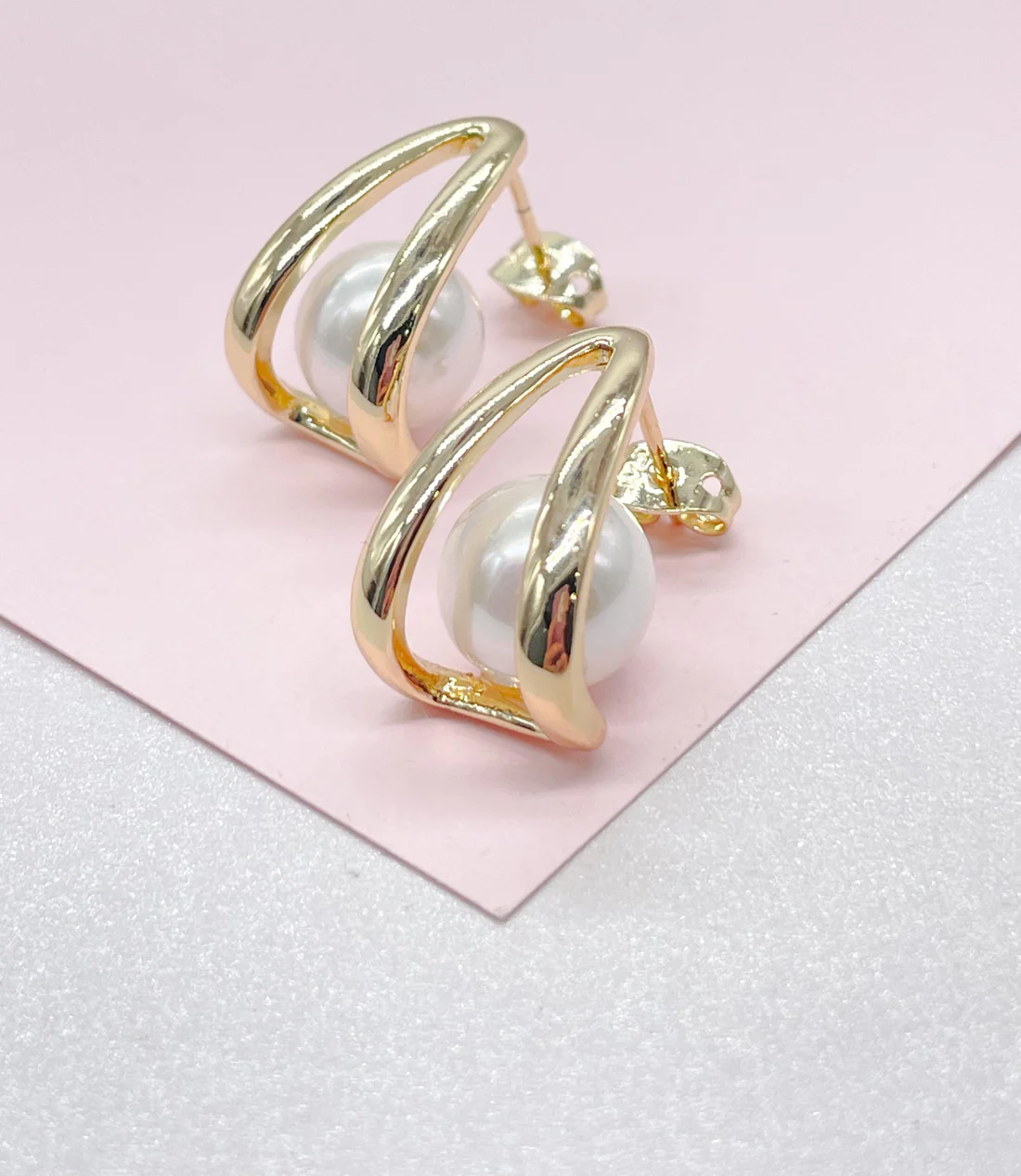 Pendiente en forma de lágrima abierta chapado en oro de 18 quilates con una perla lisa en el interior