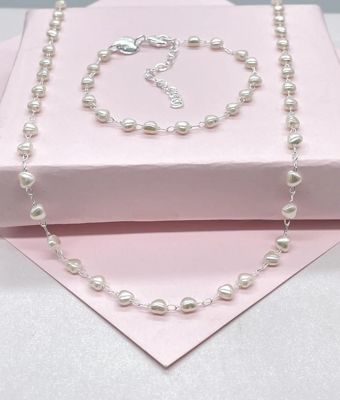 Conjunto de perlas en forma de corazón pequeño con baño de plata