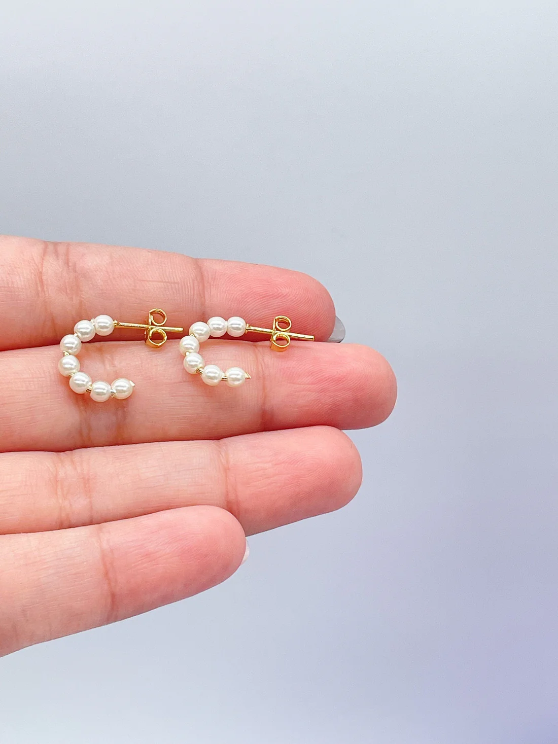 Aros pequeños con perlas abiertas chapados en oro de 18 quilates