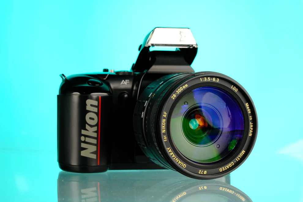 Cámara réflex de 35 mm Nikon N5005 + kit con objetivo zoom de 28-300 mm f/3,5-6,3