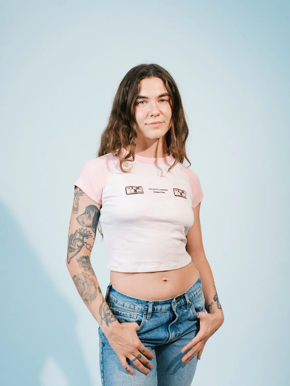 Camiseta Baby Tee del Comité de la Cámarita