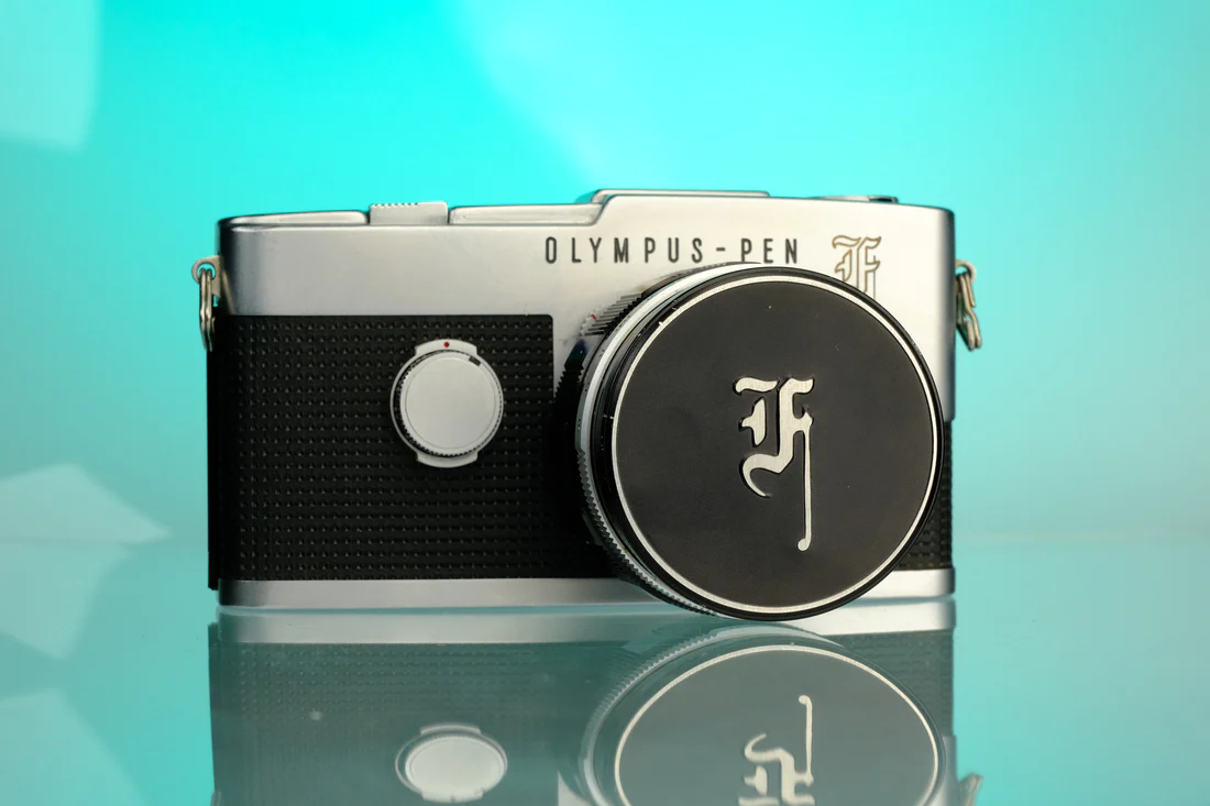 Cámara analógica Olympus PEN-F de formato medio (35 mm) + objetivo de 42 mm f/1,2