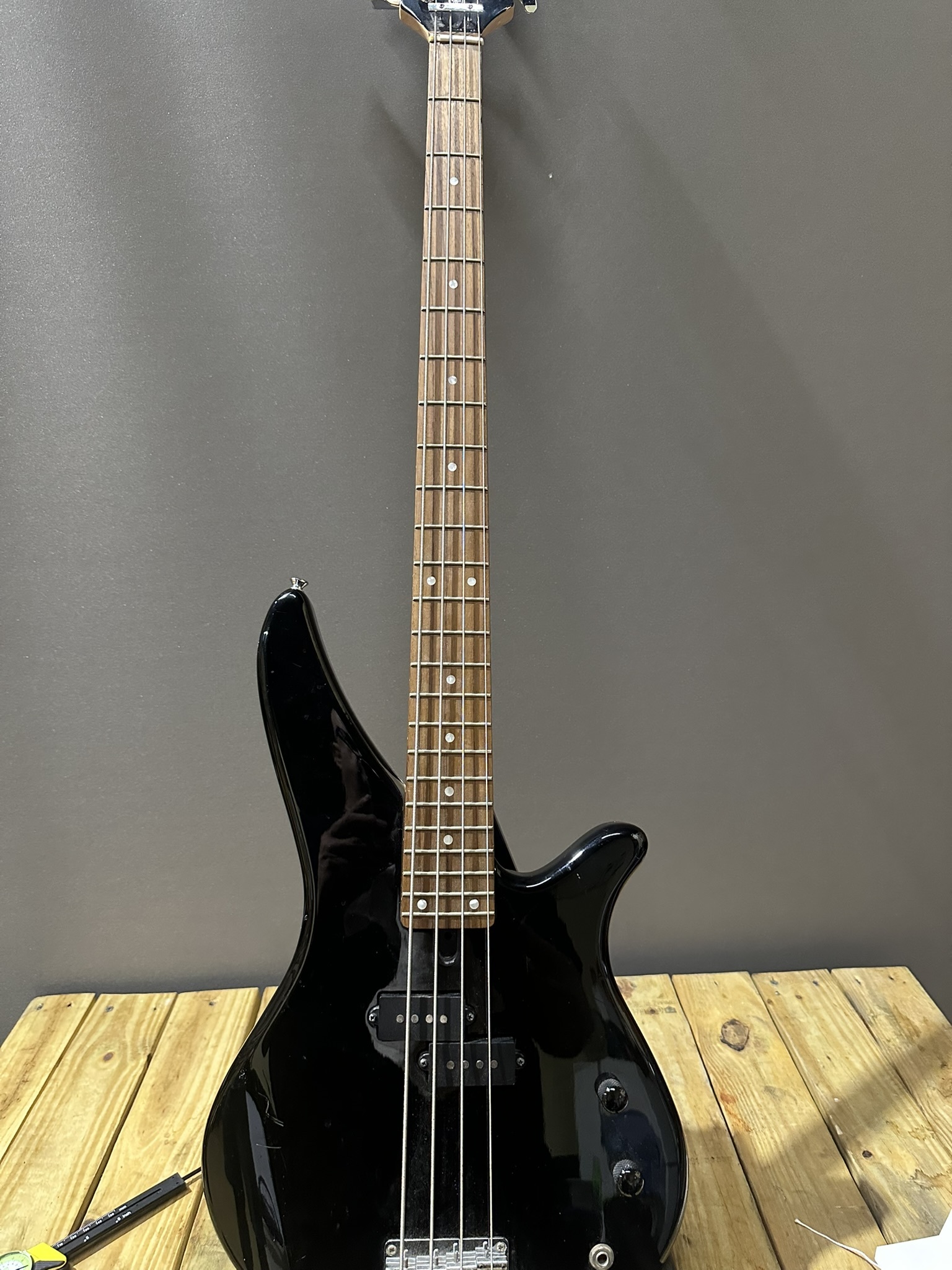 Bajo eléctrico Yamaha de 4 cuerdas con diapasón de palisandro - Negro