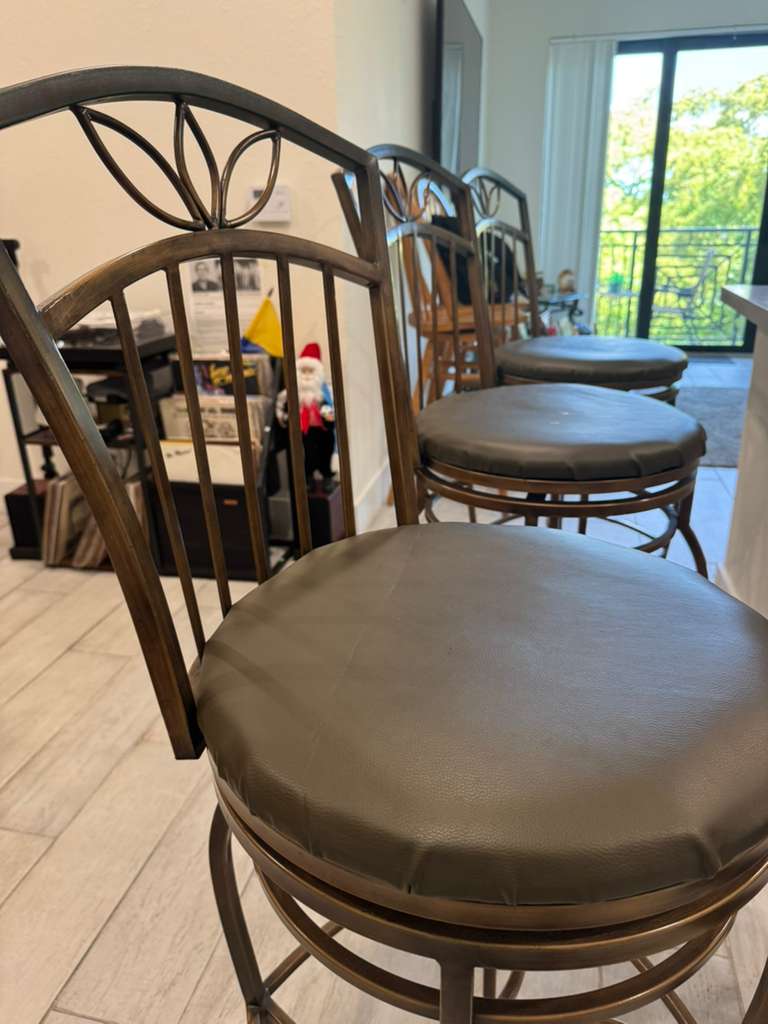 Taburetes altos de bar con respaldo.