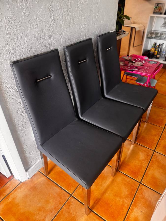Tres sillas de comedor de cuero