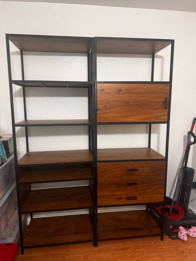 Estantería de Crate and Barrel