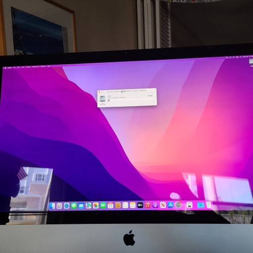 iMac 27" modelo A1312 con macOS Monterey, en buen estado de funcionamiento