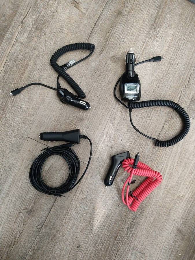 Cargador para teléfono Android Micro USB para auto en venta ($3 cada uno)
