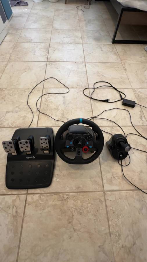 Volante Logitech G29 con pedales, palanca de cambios, abrazaderas y silla – $250