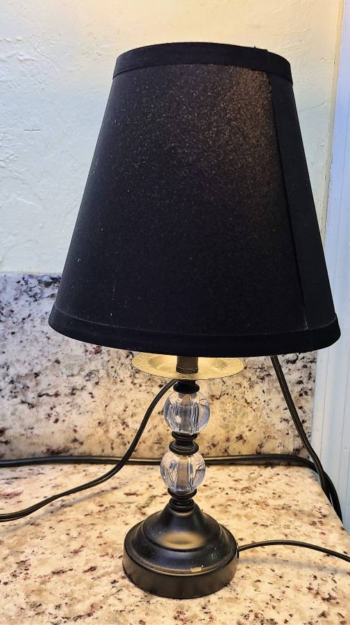 Lámpara de mesa pequeña con pantalla de lino negro