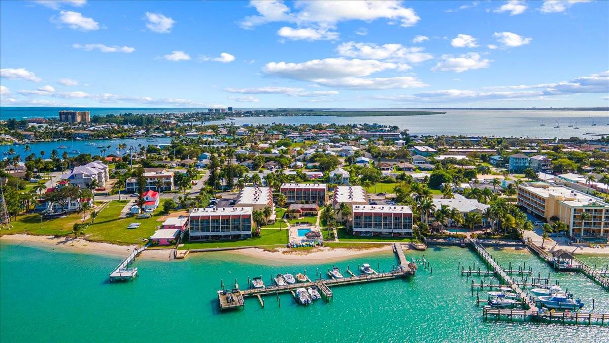 $349,000 / 2 habitaciones – 1100 ft² – Casa adosada frente al agua 2/2