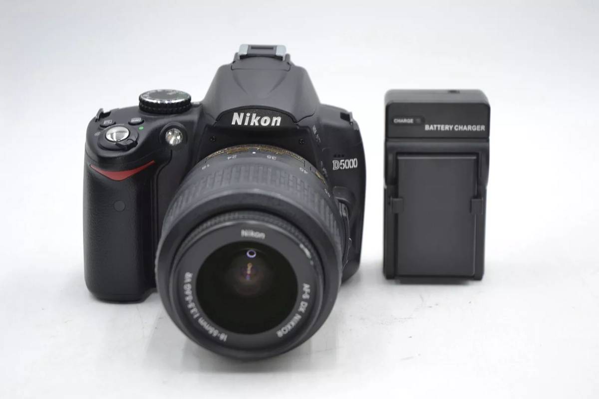 Cámara Nikon D5000 DSLR con lente 18-55 mm VR